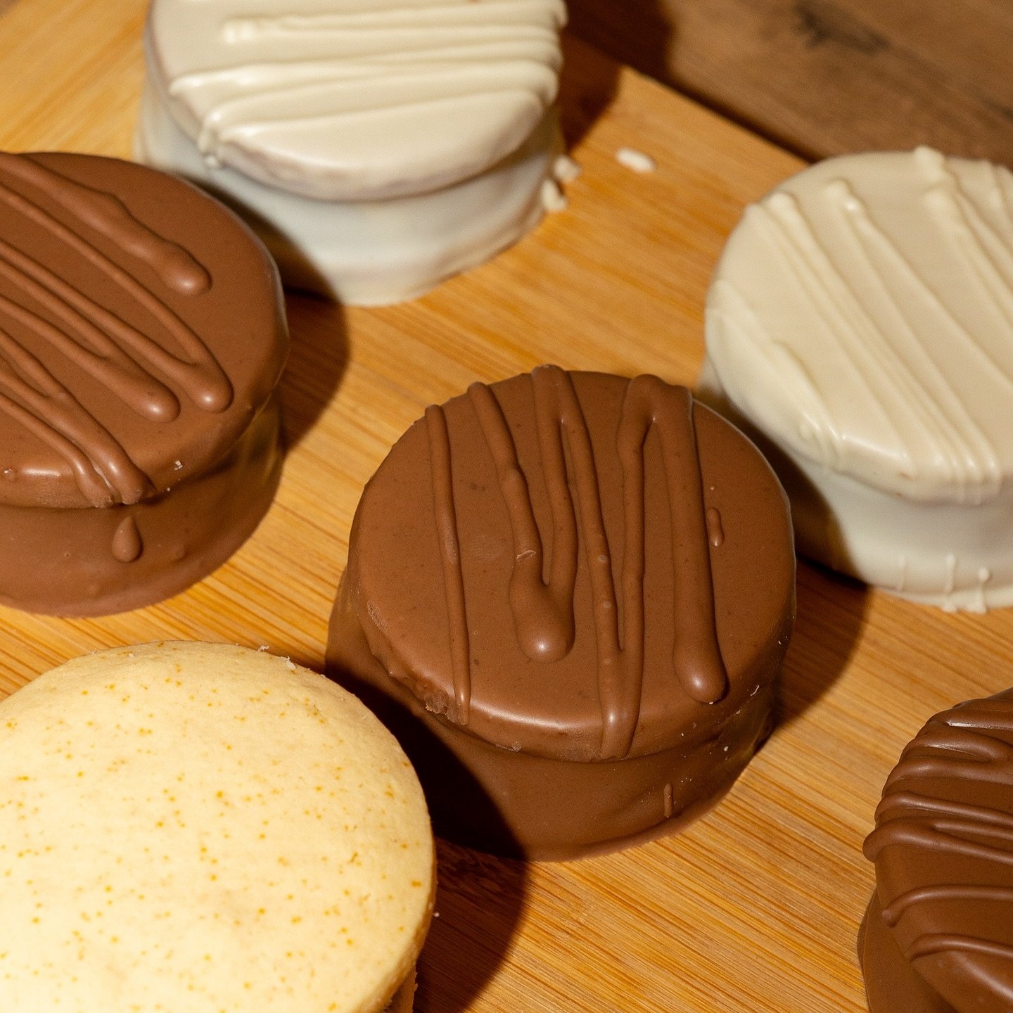 Alfajores bañados en chocolate